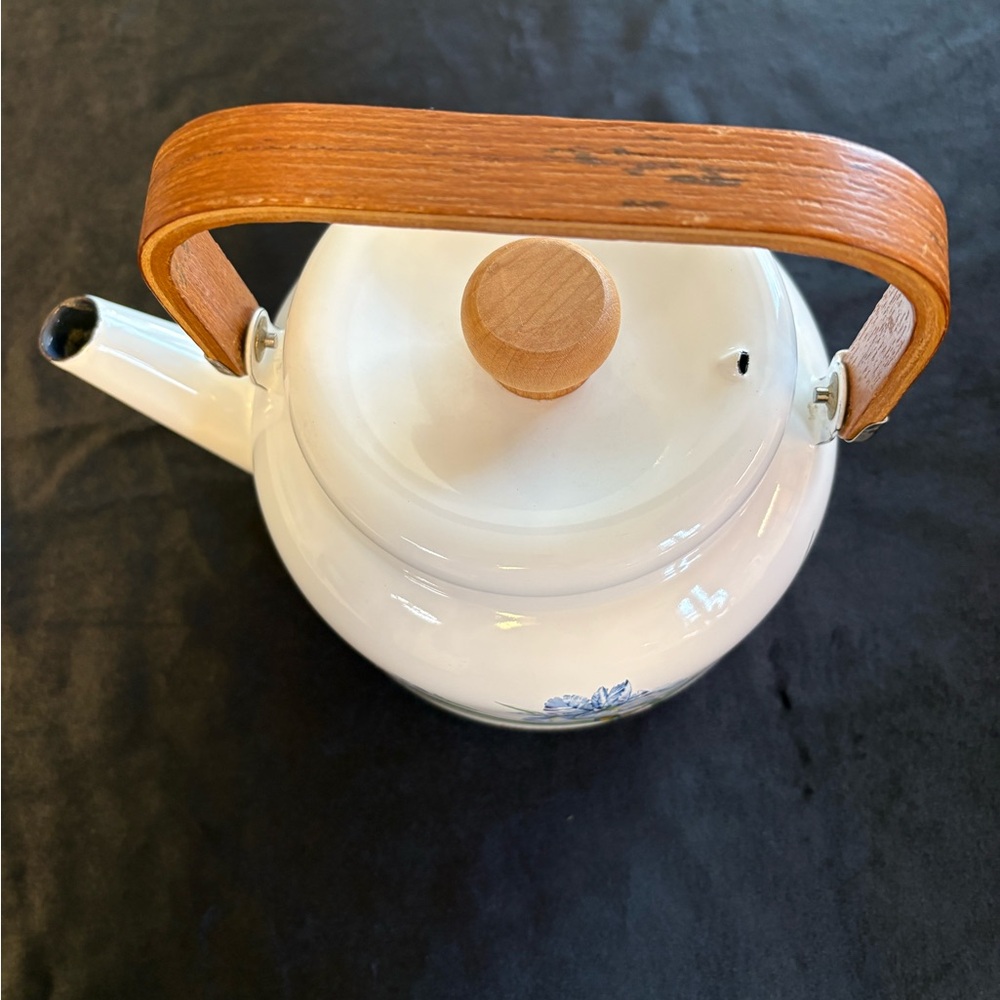 Vintage White And Blue Floral Metal Enamel Tea Kettle 2Qt - Picture 2 of 10